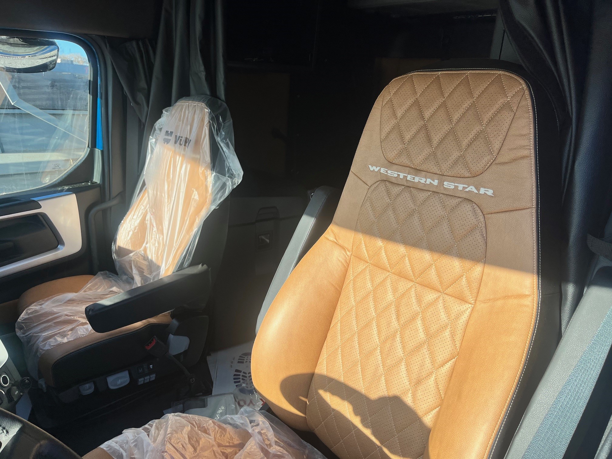 2025 Western Star 49X 072" Sleeper #WE2511N