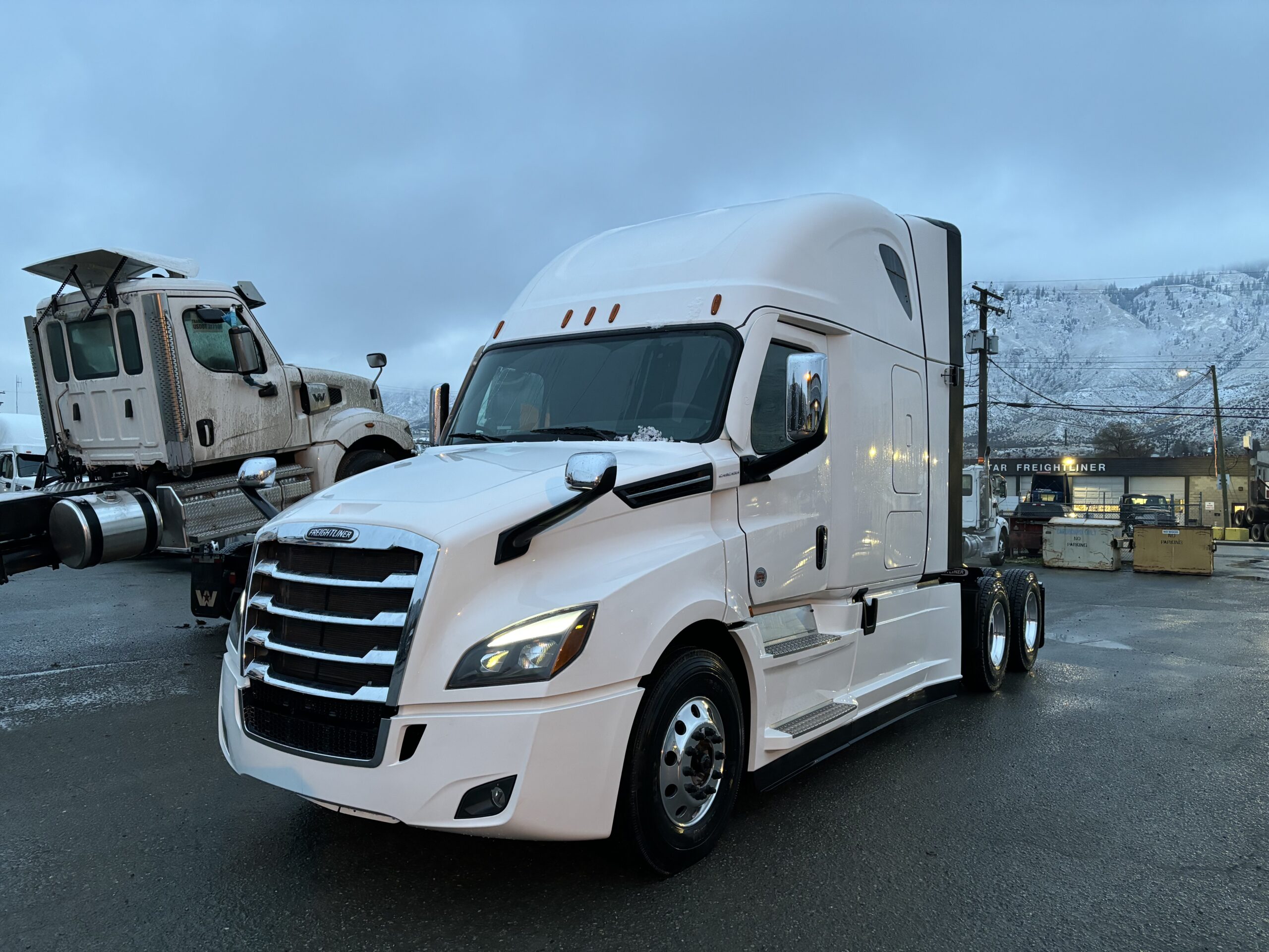 2025 Freightliner Cascadia 072" Sleeper #WF2132N