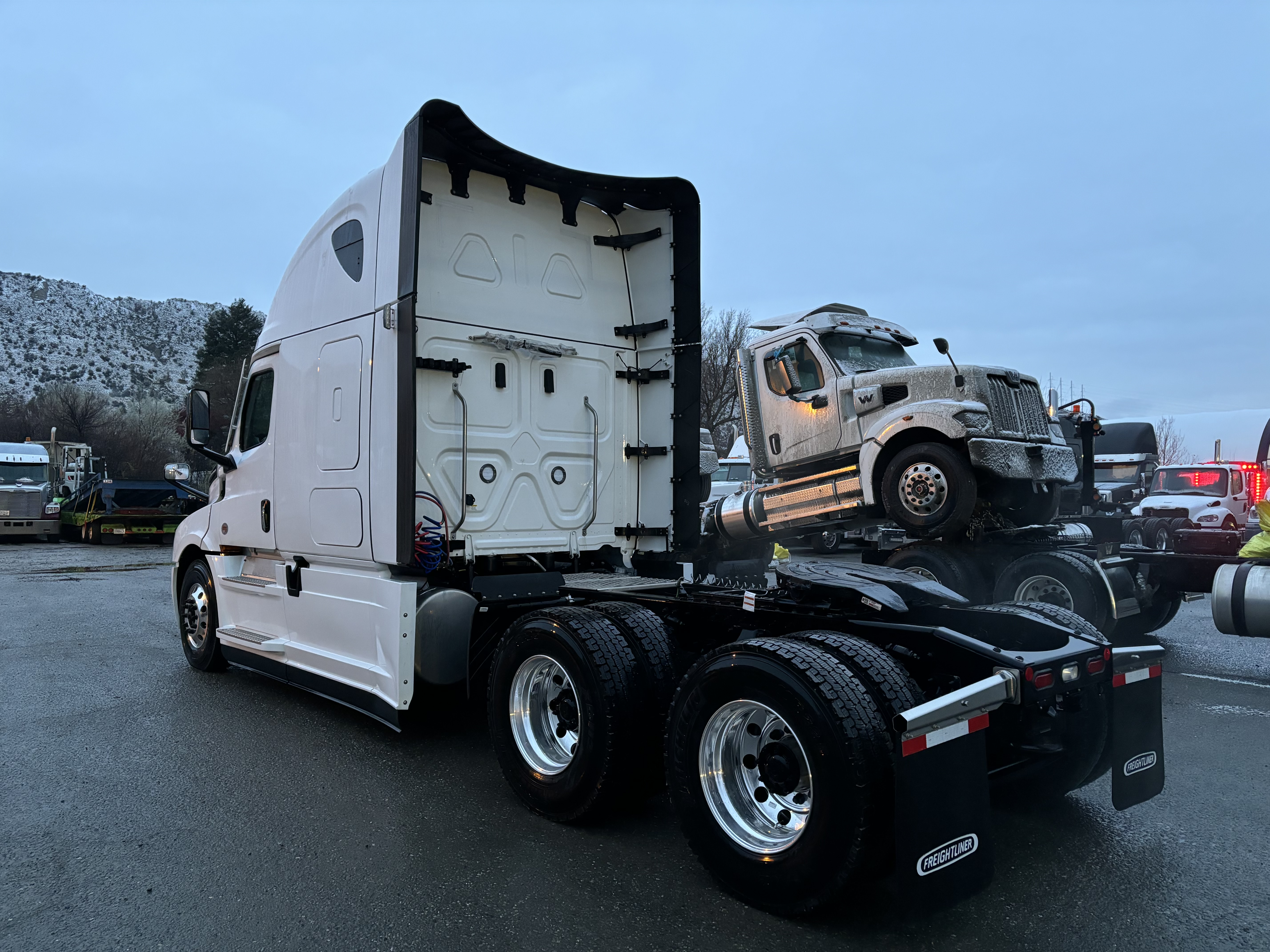 2025 Freightliner Cascadia 072" Sleeper #WF2132N