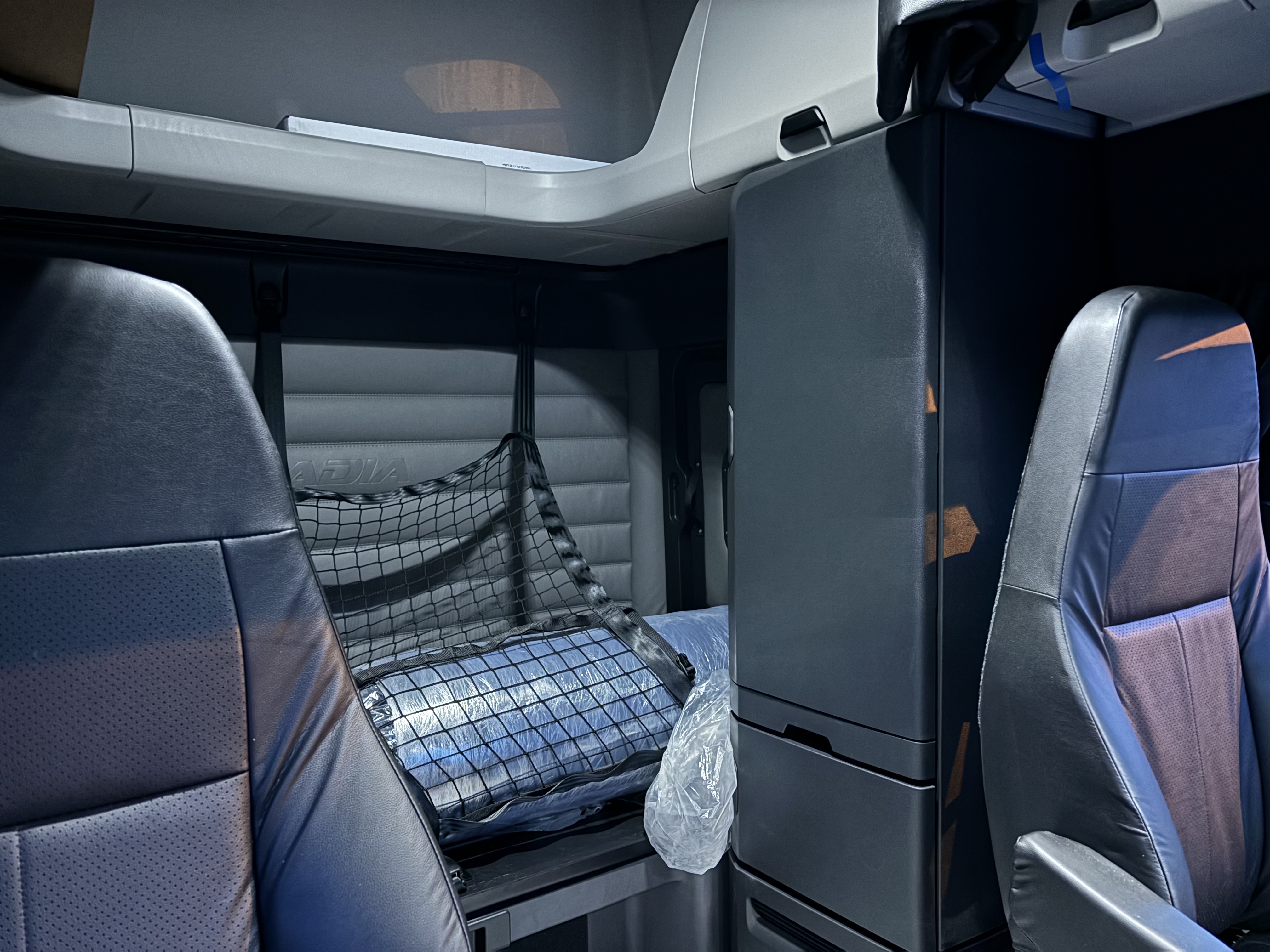 2025 Freightliner Cascadia 072" Sleeper #WF2132N