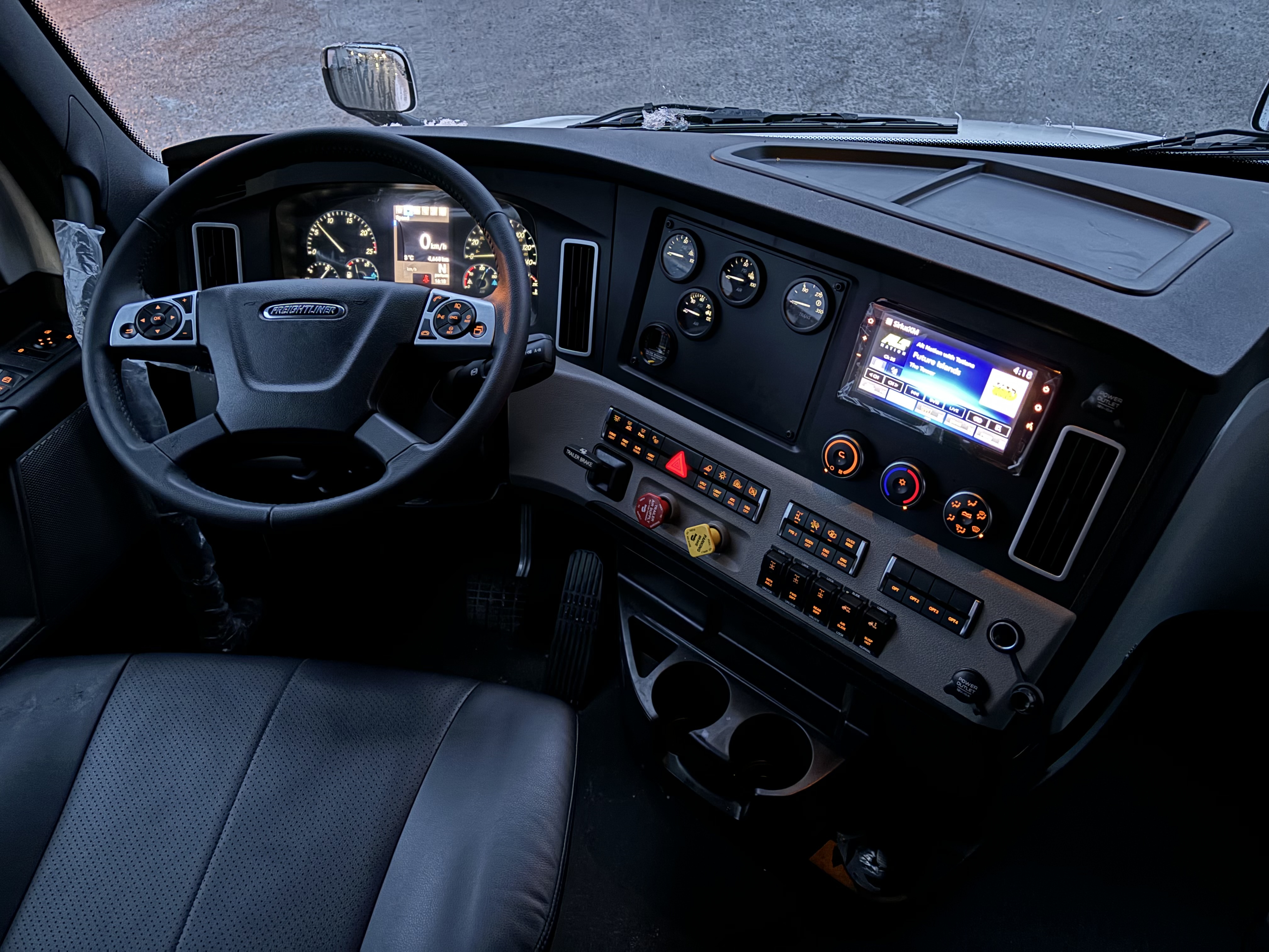 2025 Freightliner Cascadia 072" Sleeper #WF2132N