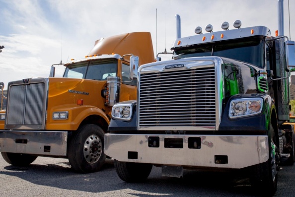 A semi truck fleet of a Westen Star truck and a freightliner truck.